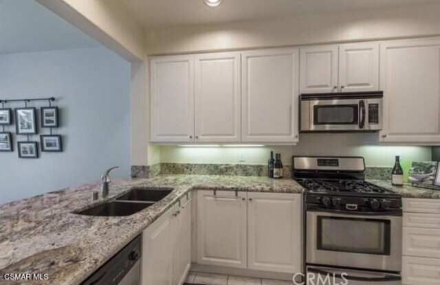Super well maintained, beautiful, turnkey 3 Bedrooms 2.5 baths townhome in Oak Park'