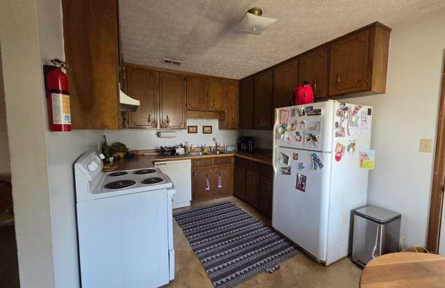 2 bed 1 bath duplex on Barber St.