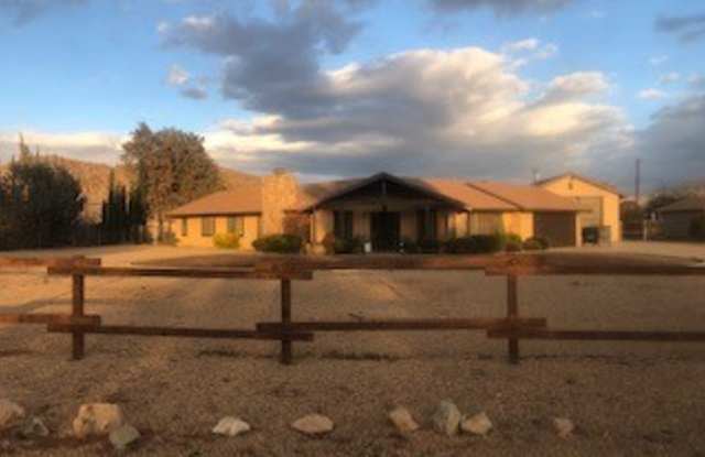 DESERT KNOLLS 3 BEDROOM HOME WITH LARGE RV GARAGE!