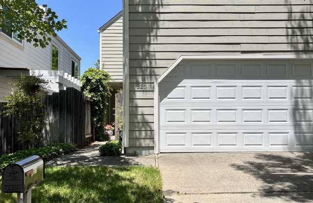 521 Westmont Ct
