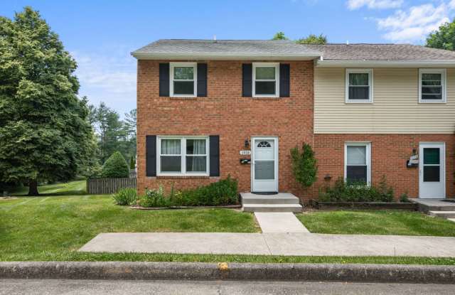 Photo of 3 to 4 Bed/3 1/2 Bath. Pet friendly. Reserved Parking