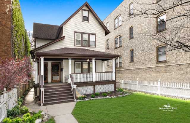Photo of Modern Updated Victorian Duplex 3-Plus Bedroom Apartment in Oak Park