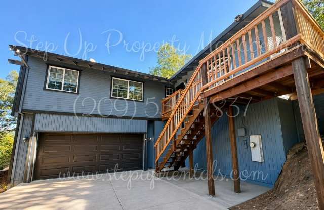 Spacious Contemporary Living: Stunning Three-Bedroom Retreat on Longeway!