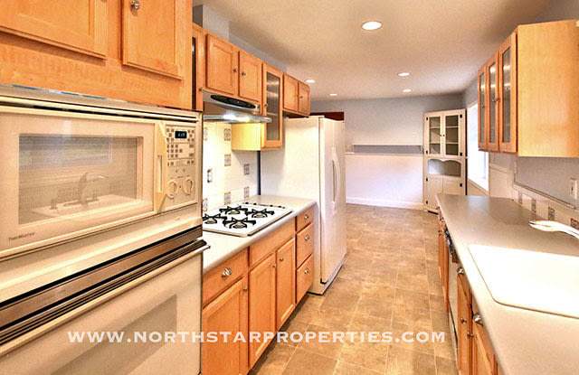 Great Lake Oswego Home Walking Distance to Everything