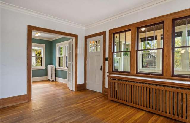 Huge 8 Bedroom Across from Macalester! June 1st Move In