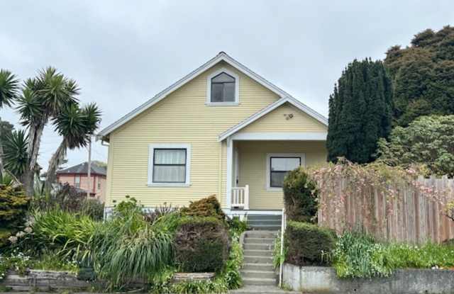 4/2 Spacious house and yard, near services