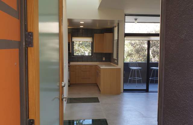 424 South Venice Boulevard