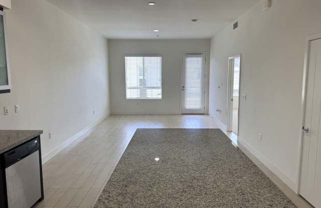 Beautiful 2+2, Bonus Room  balcony in PLAYA VISTA, every amenity, top floor