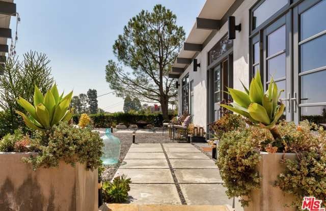 7107 Pacific View Dr