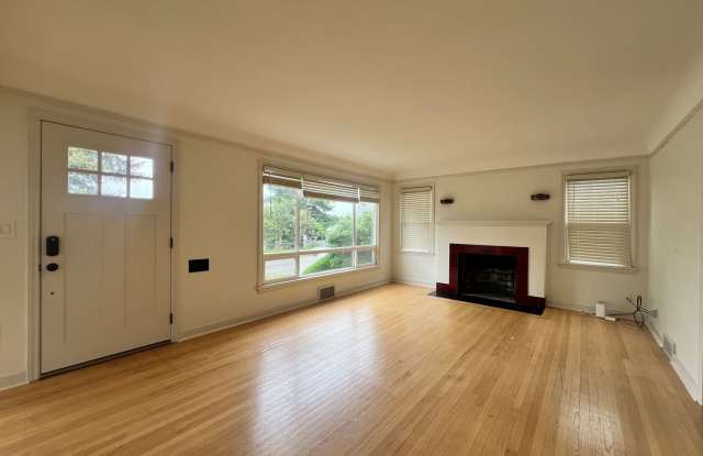 3 Bedroom 2 Bathroom in Greenlake!