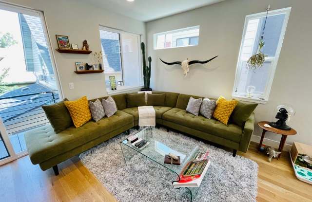 Modern 2BR Townhouse 5 Blocks From Tennyson