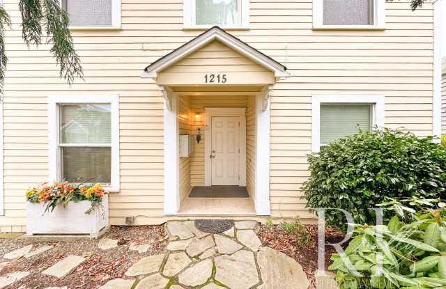 Contemporary 3-Level Apartment Near Shipyard  Ferry