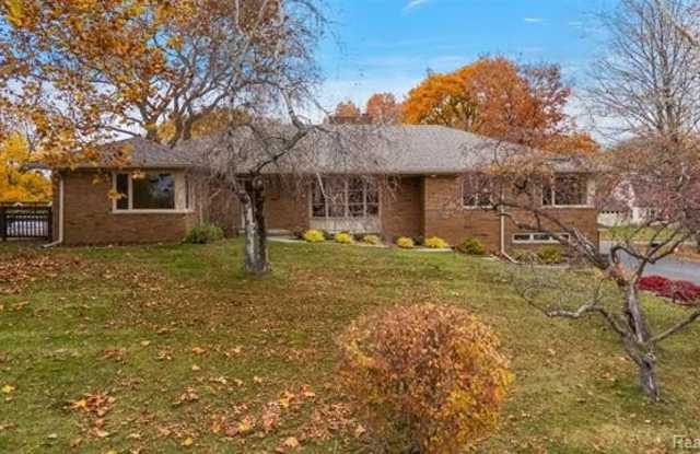 6400 N Rochester Road