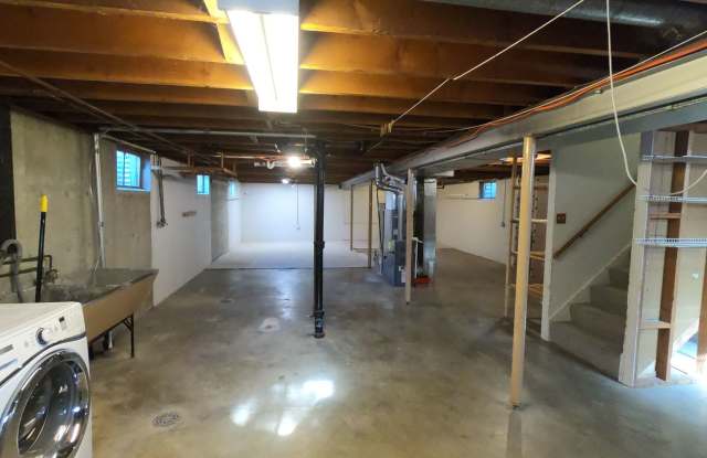 Beautifully remodeled 3 bed 2.5 bath house in Broomfield
