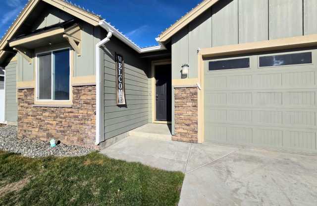 Beautiful Newer Build **Single Level** 4 Bedroom, 2 Bath House for Rent in Quincy!