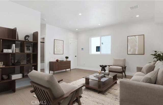 Photo of 1213 N. Kingsley Drive N