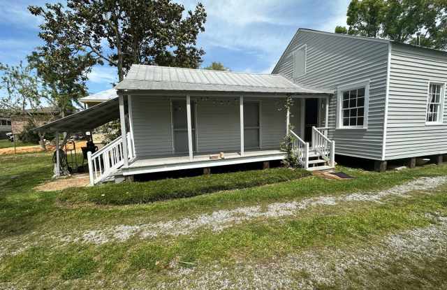 ADORABLE DUPLEX IN DOWNTOWN OCEAN SPRINGS