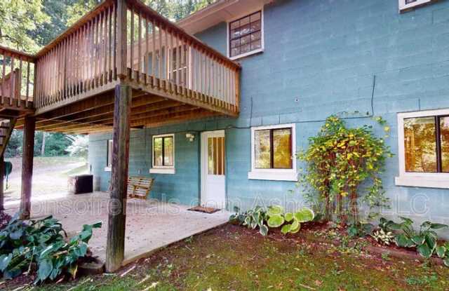 Photo of 422 Old Buckeye Cove Rd