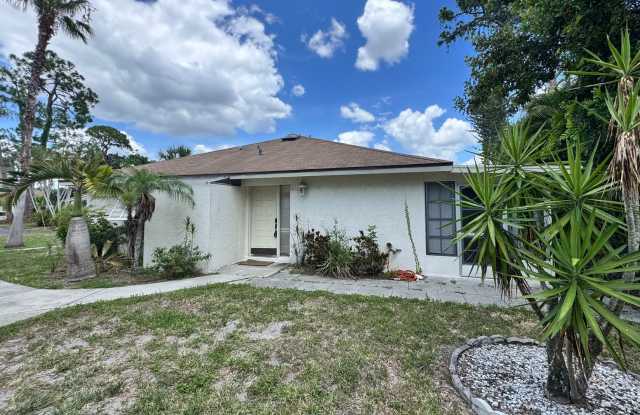 Annual unfurnished nicely renovated 2/2 villa near the Ringling Museum