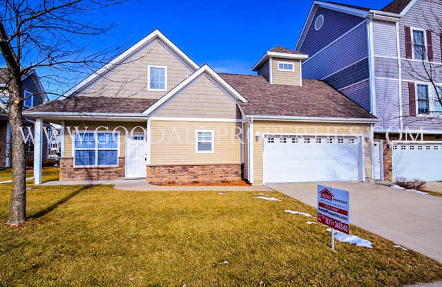 3 Bedroom, 1 1/2 story 2.5 Bath townhome in Urbandale