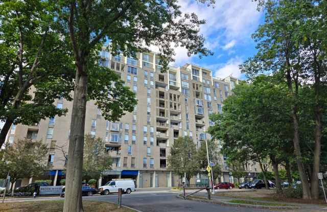 Short walk to Longwood Medical Area! 2-bedroom, 2-bath residence at the highly desirable Brook House.