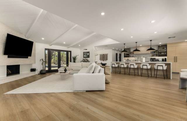 STUNNING. MODERN LUXURY OASIS In Scottsdale- 4 Bed/3 Bath plus Casita