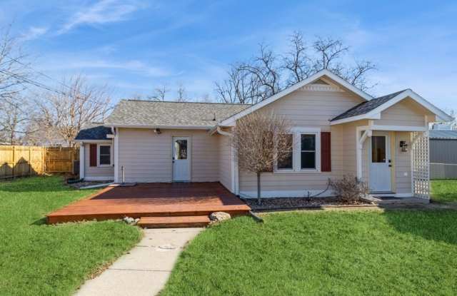 CHARMING RANCH!! 2 Bed, 1 Bath Home in Urbandale