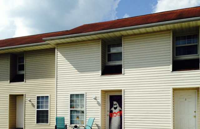 1000 E Canal St - Unit D2 - Room 4