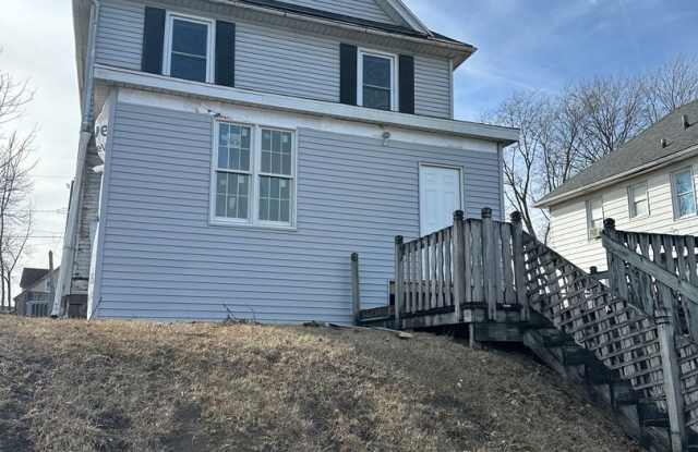 Large 3 Bedroom, 1 Bath House for Rent at 1128 Washington