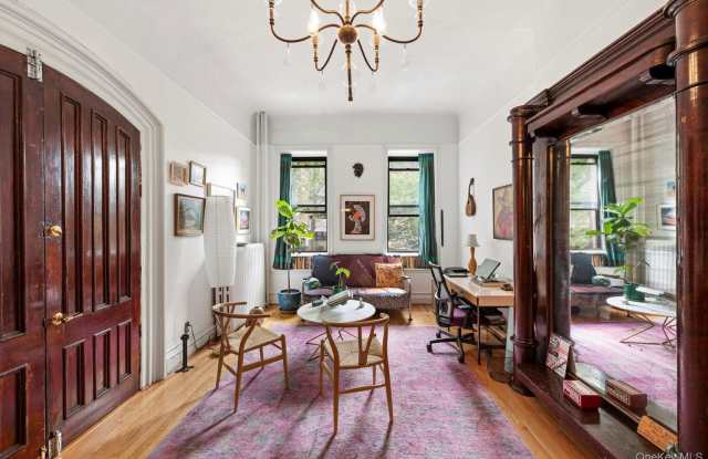 32 ST JAMES Place unit: 1