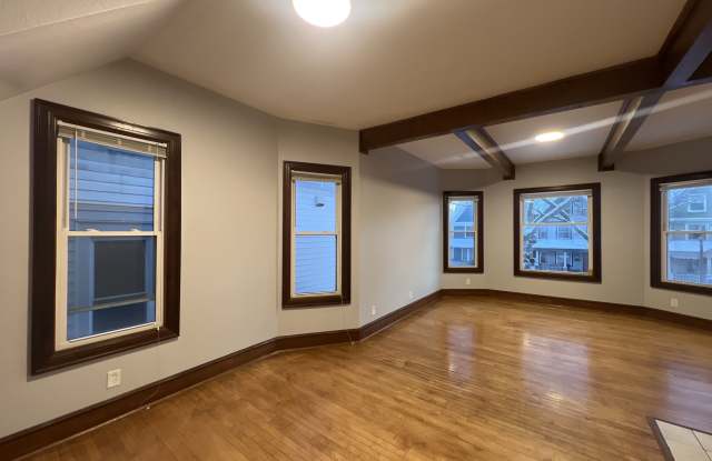 1908 East Webster Pl - Upper