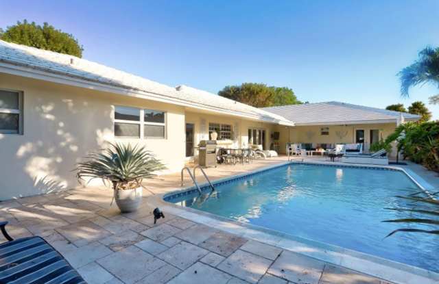 835 Canary Walk, Delray Beach, FL 33483