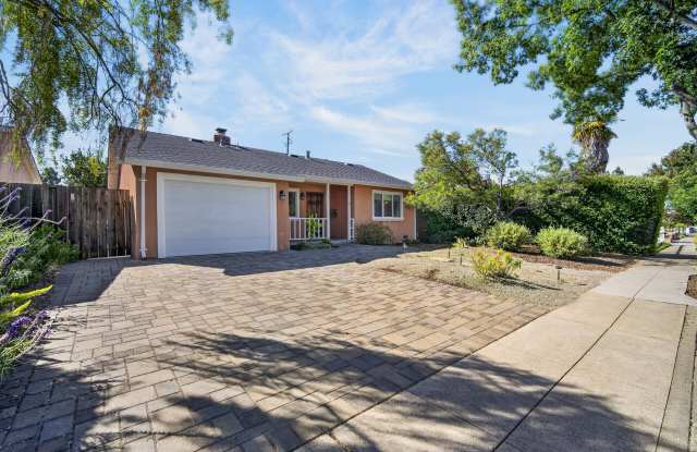 879 South Knickerbocker Drive