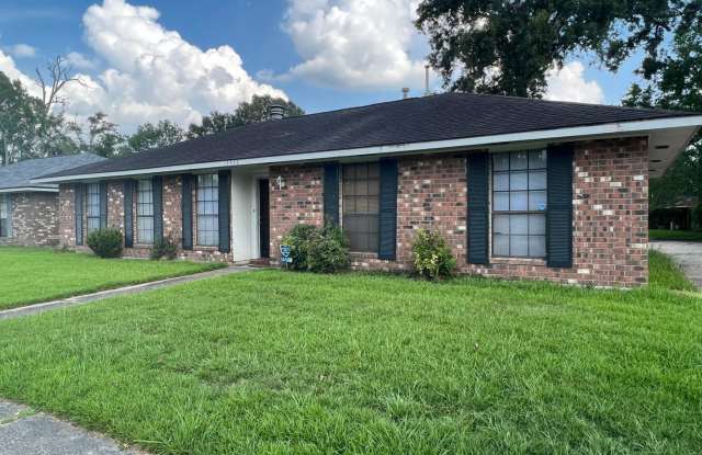 Large 3/2 Home In Royal Oak Subdivision off Millerville - 14408 Royal Oaks Avenue, Baton Rouge, LA 70816