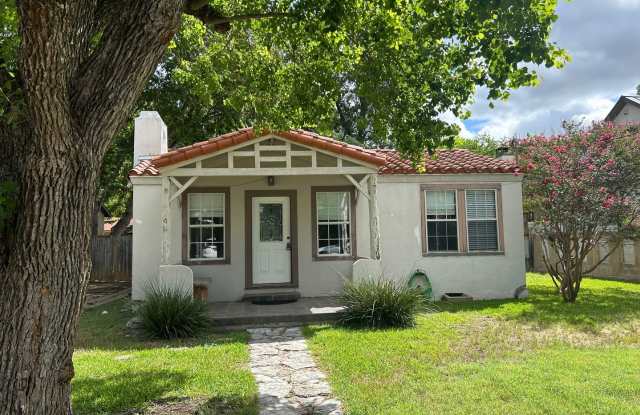 Location Location Location! 1/1 Cottage with a Bonus Room & Efficiency Guest House! /  Fridge Included / NBISD