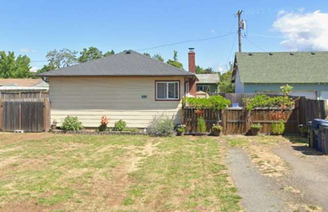 Charming 2 Bed / 1 Bath Home with Fenced Yard in Springfield!