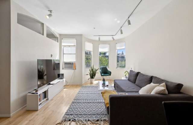 Photo of 425 Alma St # U1012QBB