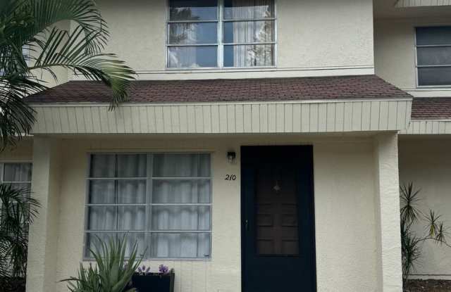 Unfurnished Townhouse Near Downtown Sarasota