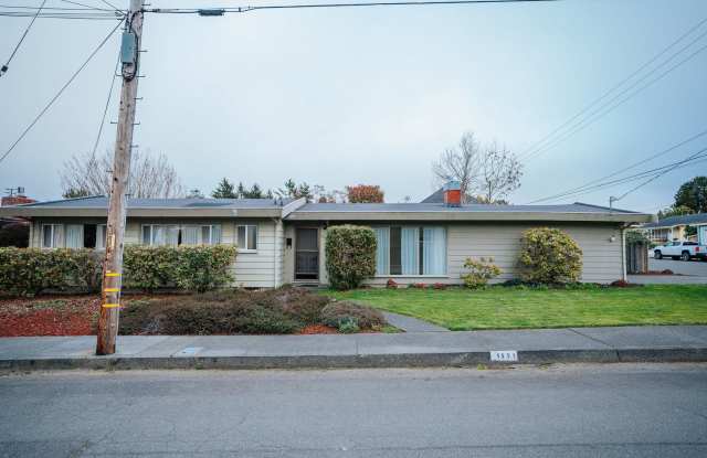 3BD/2BD Home Located next to the Hospital in Eureka!