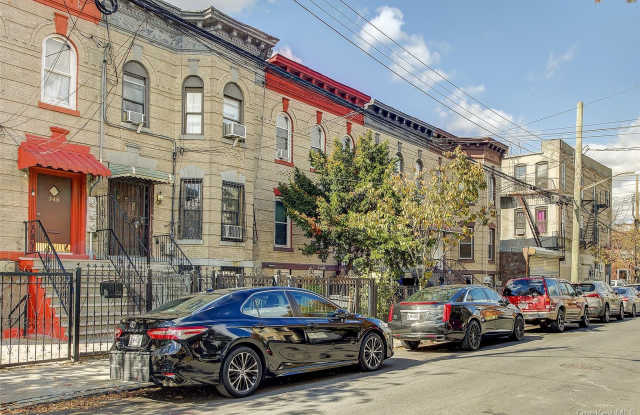 Photo of 346 Montauk Avenue unit: 1St Floor