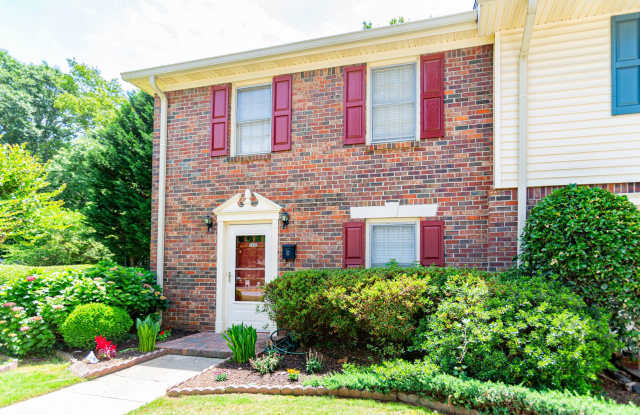 2bd Townhome in the Heart of Tucker