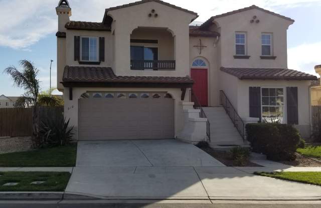 Photo of Stunning Home in Pacific Crest! This 5 Bedroom 2.5 Bathroom with 2 Living Rooms