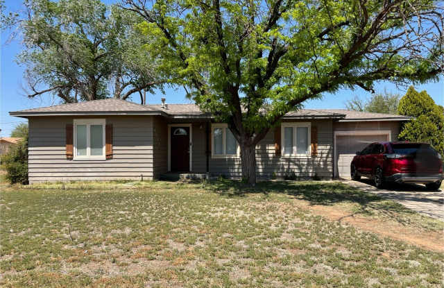 EXCELLENT LOCATION IN RUSH AREA - CUTE 2B/1B/1G - 4812 9th Street, Lubbock, TX 79416