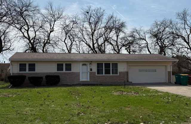 South Shores! 3 bedroom, 1 bath, 2 car garage!