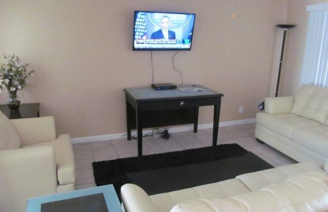 2BR/2BA HOME W/ 2 CAR GARAGE AND COMMUNITY POOL