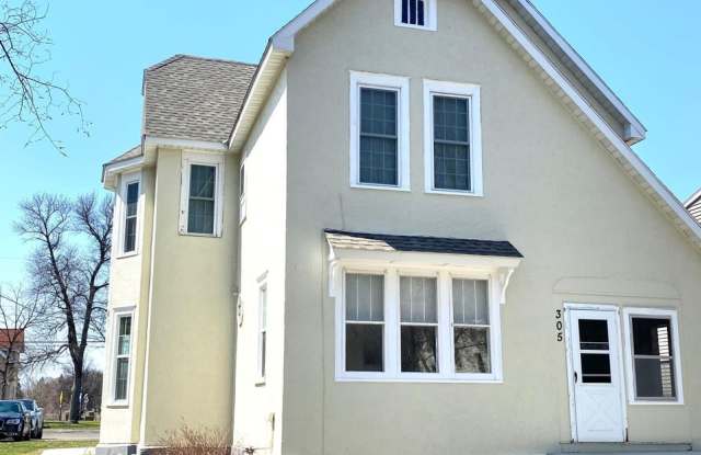 Photo of 305 8th Ave S
