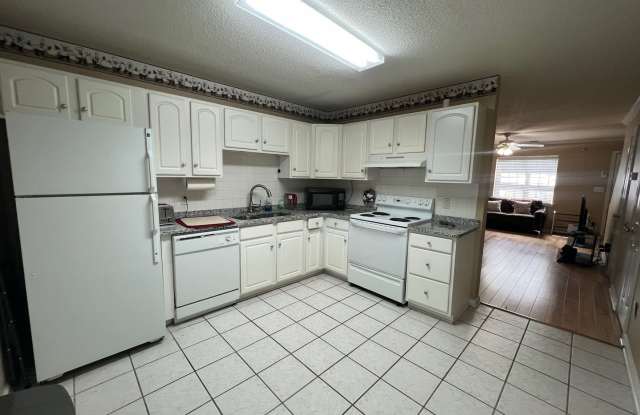 2 bed 2.5 bath townhouse