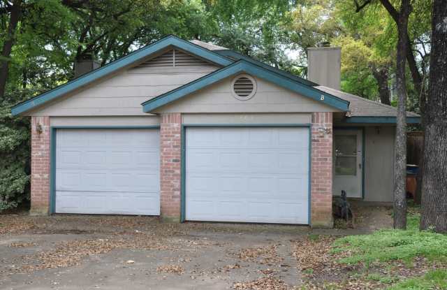 Nice 2/2 - 1 car garage Duplex on a heavily treed lot in NW Austin