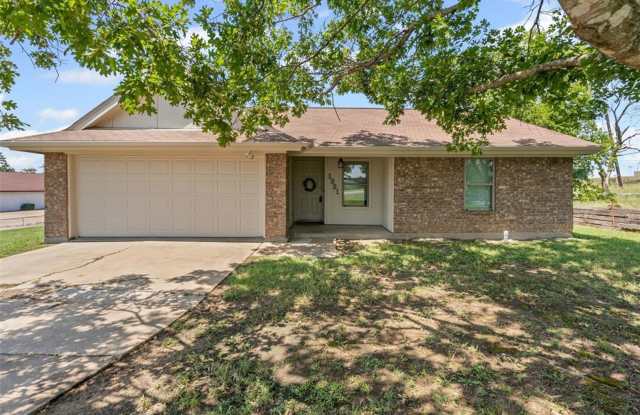 Charming 3-bedroom 2 bath Home Located in Cleburne.
