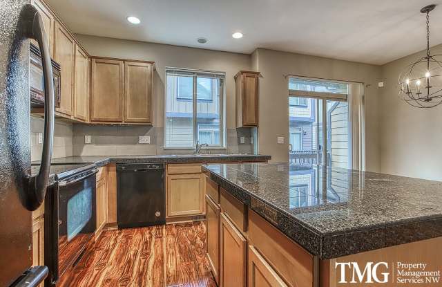 Gorgeous Four Bedroom Townhome in Hillsboro!
